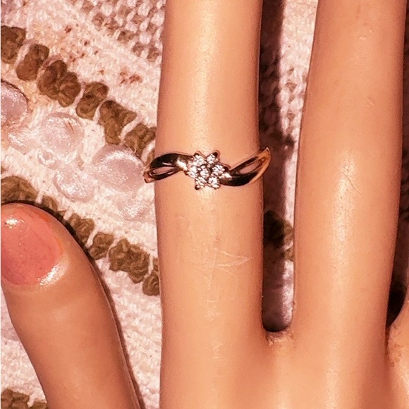 Elegant solid 10k yellow Gold Floral Ring - Picture 7 of 10